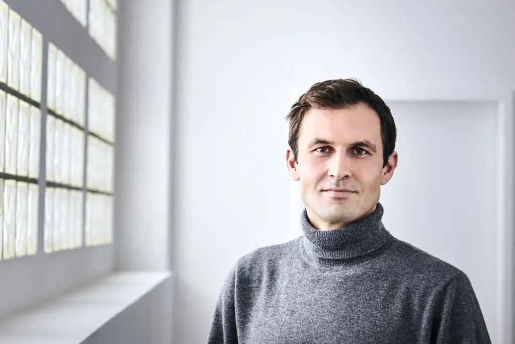 Portrait von Sascha Dreher, Mitarbeiter des Instituts für Philosophie und Leadership