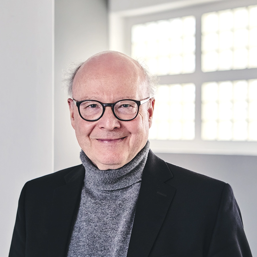 Portait von Professor Doktor Michael Bordt SJ mit freundlichem direktem Blick in die Kamera