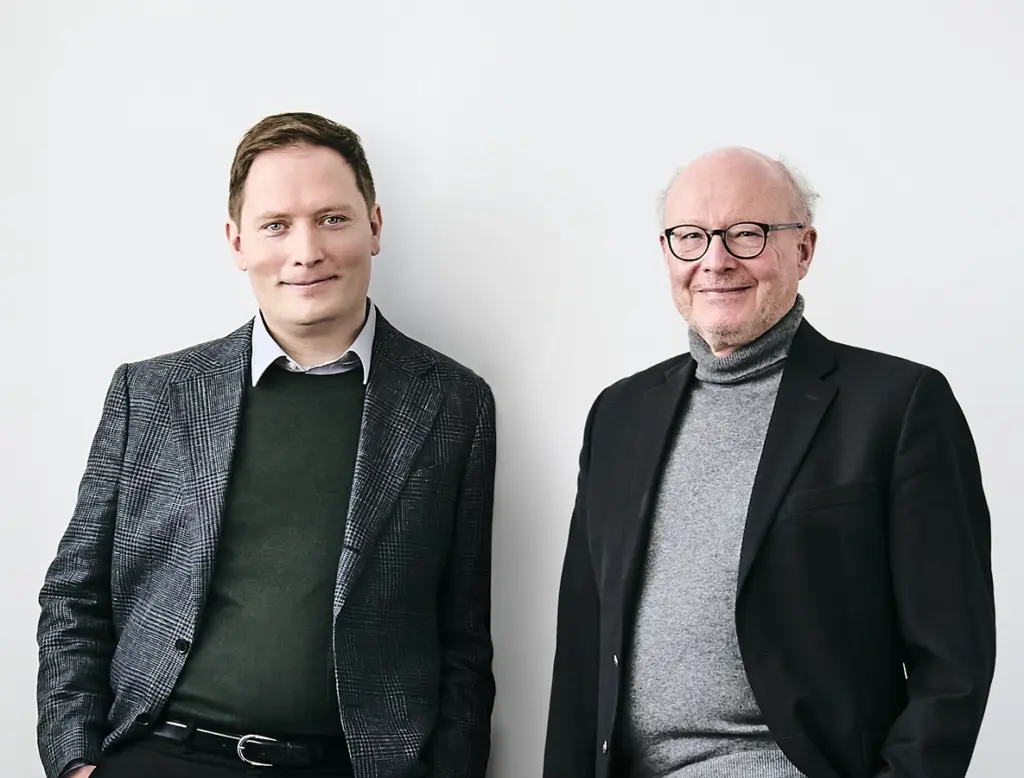 Portrait der beiden Geschäftsführer des Instituts für Philosophie und Leadership. Links steht Johannes Lober, rechts Professor Doktor Michael Bordt SJ