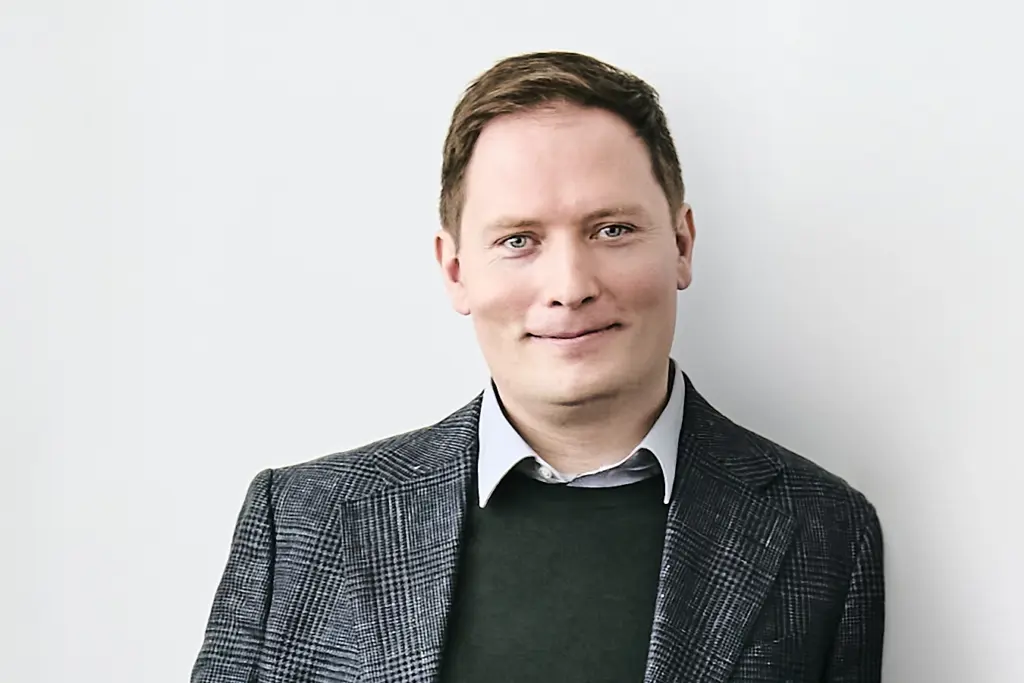 Portrait von Johannes Lober, Geschäftsführer des Institut für Philosophie und Leadership, mit freundlichem Blick in die Kamera