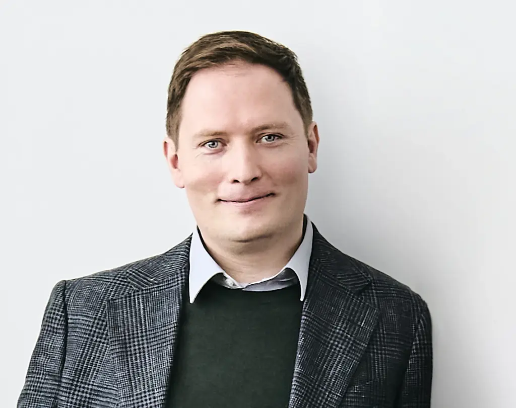 Portrait von Johannes Lober, Geschäftsführer des Institut für Philosophie und Leadership, mit freundlichem Blick in die Kamera